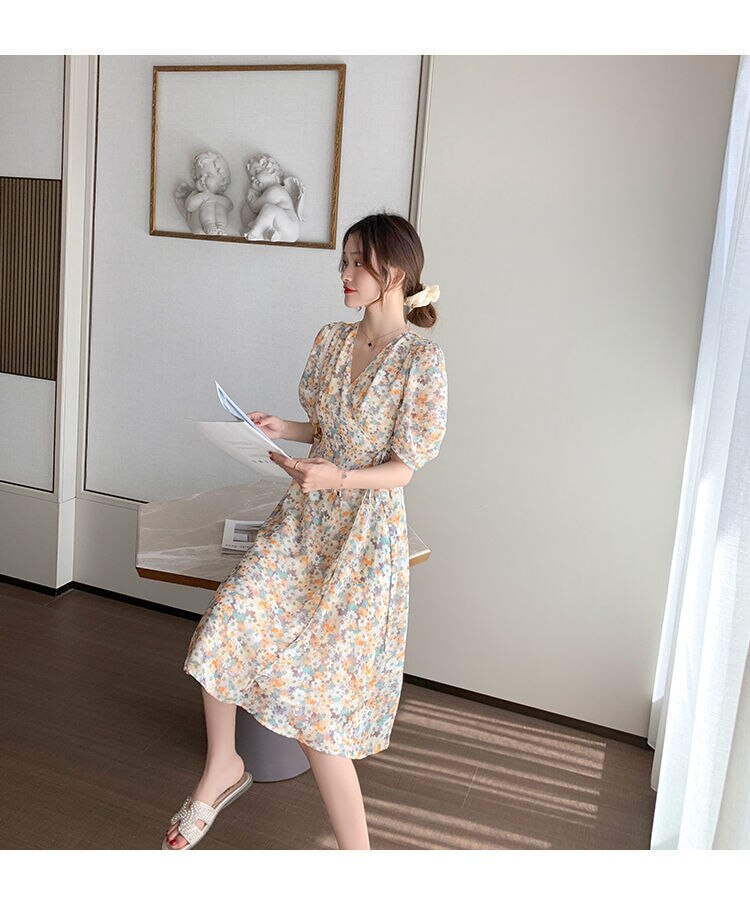 Langes und schickes Kleid mit Blumendruck