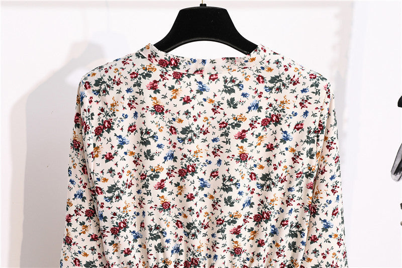 Kleid mit Blumendruck, elastische Taille, Bandkragen
