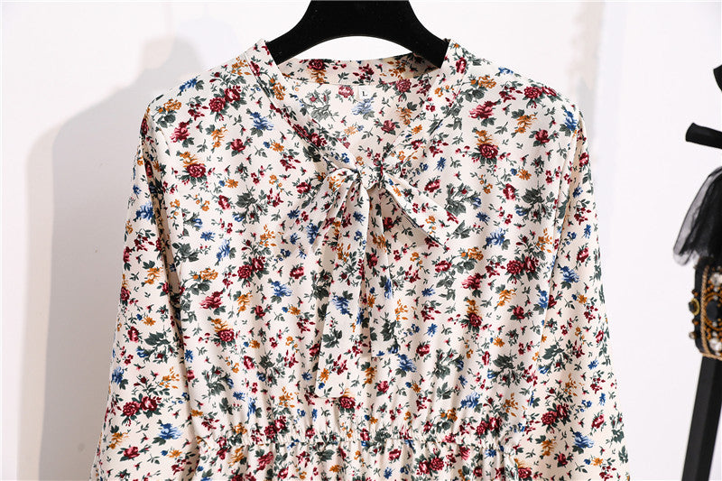 Kleid mit Blumendruck, elastische Taille, Bandkragen