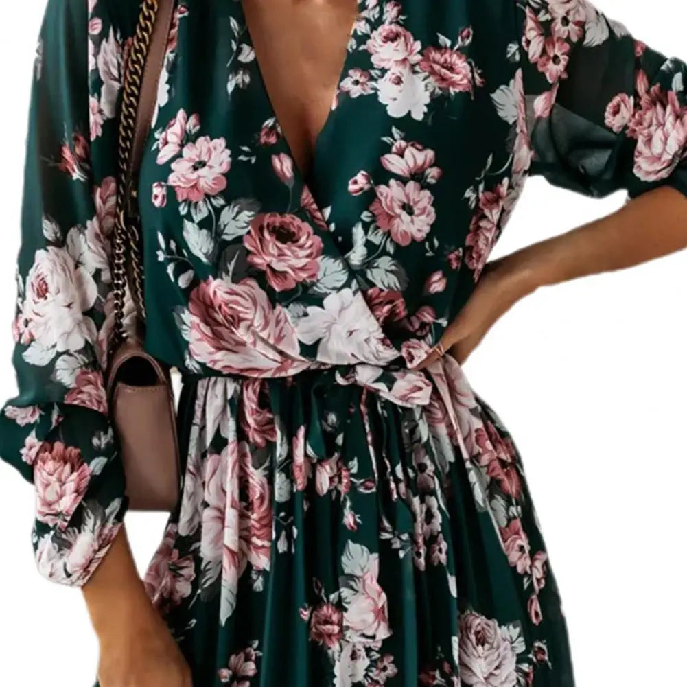 Dunkelgrünes kurzes Blumenkleid aus Chiffon