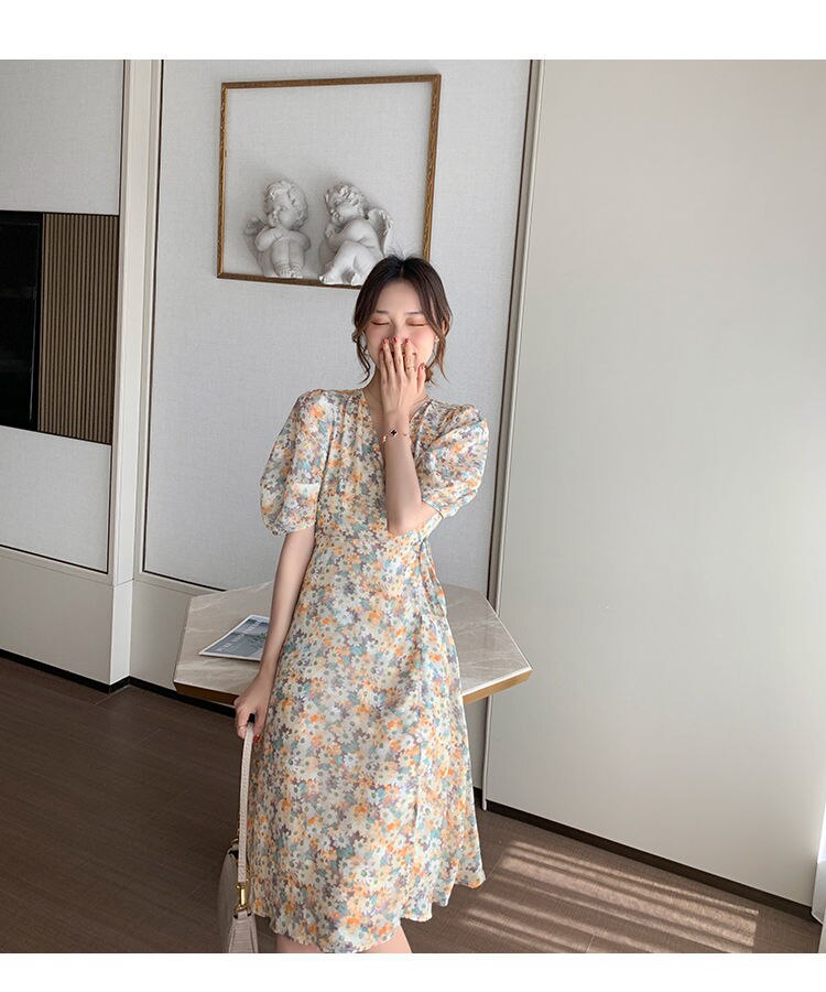 Langes und schickes Kleid mit Blumendruck