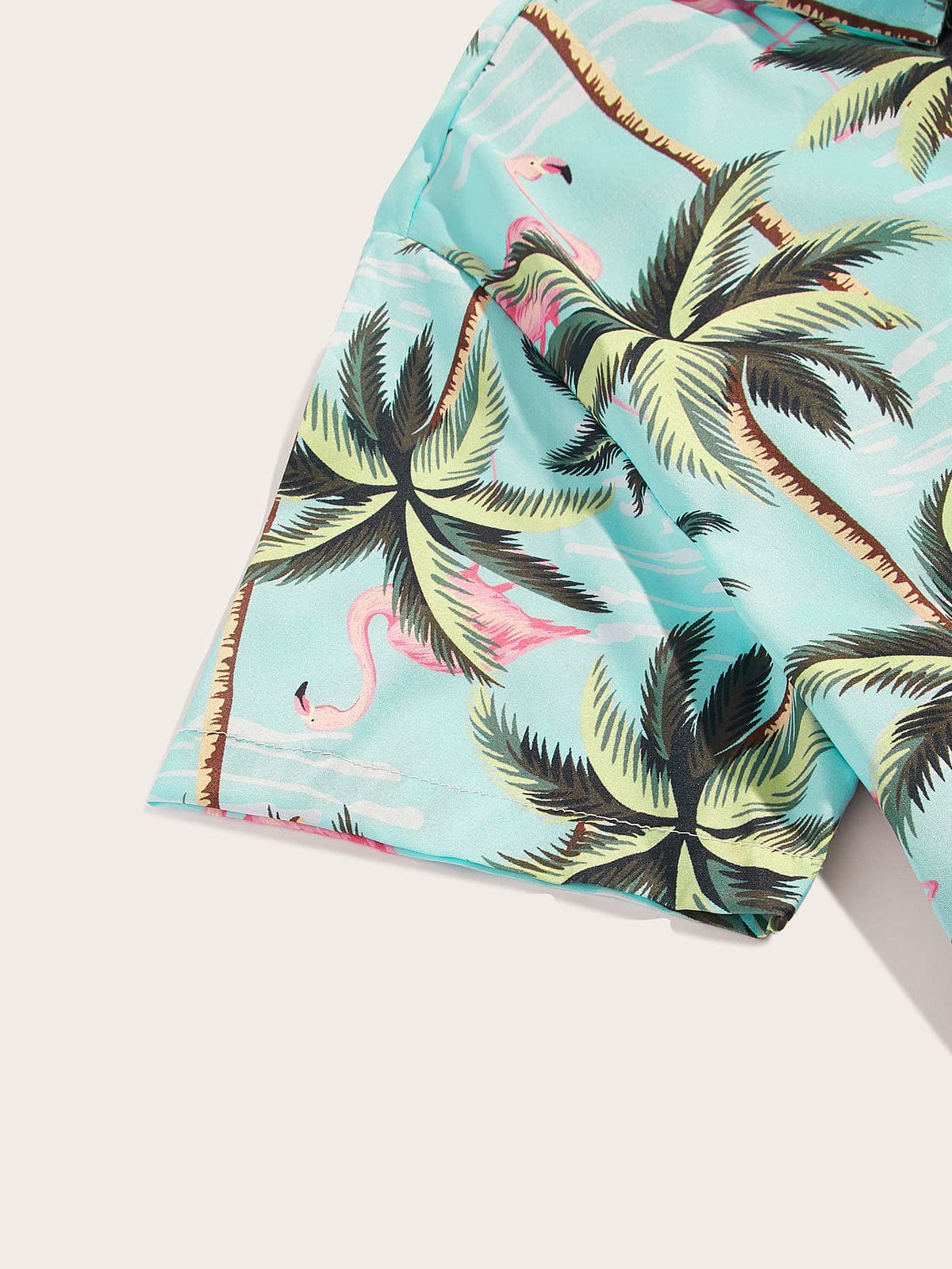 Blaues Hawaiihemd mit Palmen und Flamingo