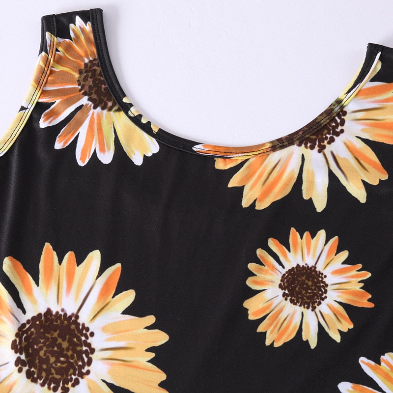 Mittellanges, ausgestelltes Kleid mit Blumenmuster und Sonnenblumen <br> Übergrößen