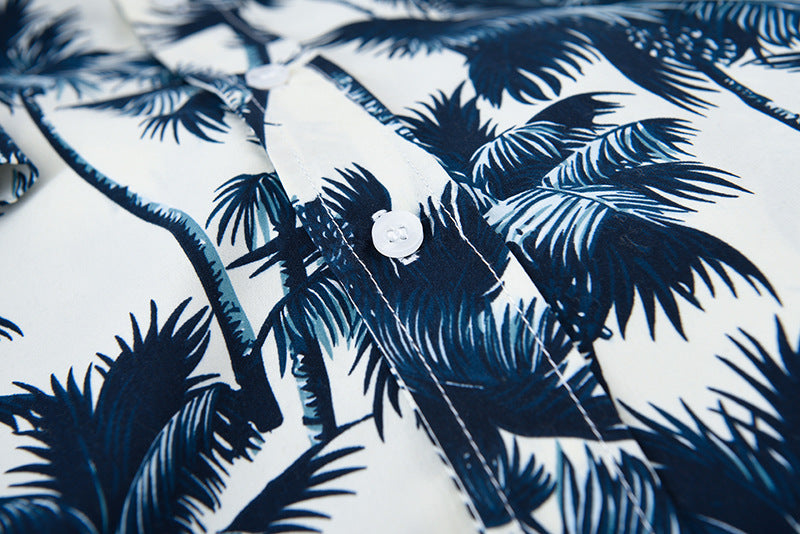 Weißes Hawaiihemd mit blauen Palmen