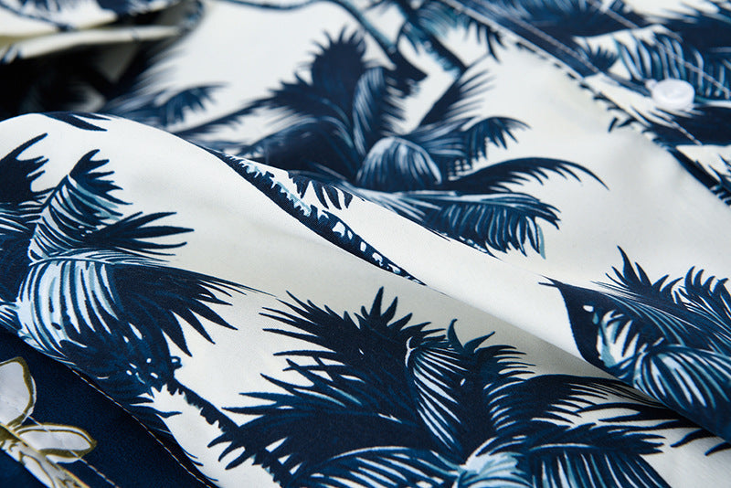 Weißes Hawaiihemd mit blauen Palmen
