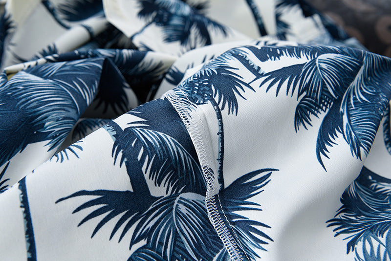 Weißes Hawaiihemd mit blauen Palmen