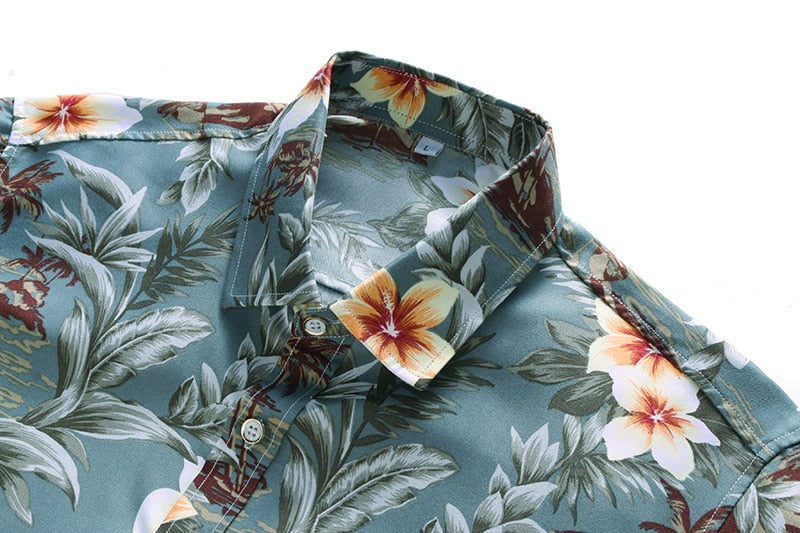 Blaues Hawaiihemd mit Hibiskusblüten
