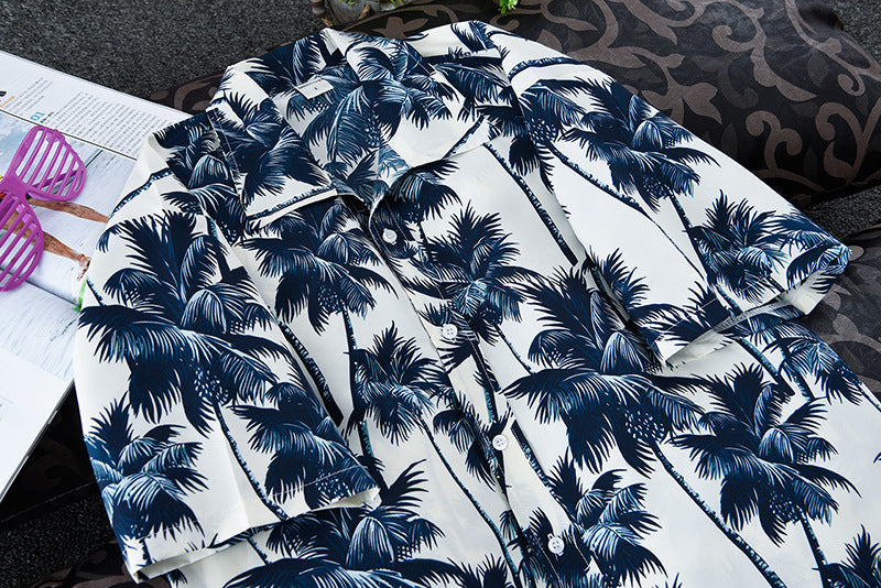 Weißes Hawaiihemd mit blauen Palmen