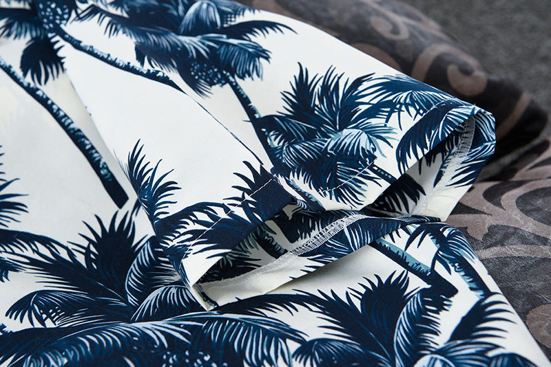 Weißes Hawaiihemd mit blauen Palmen