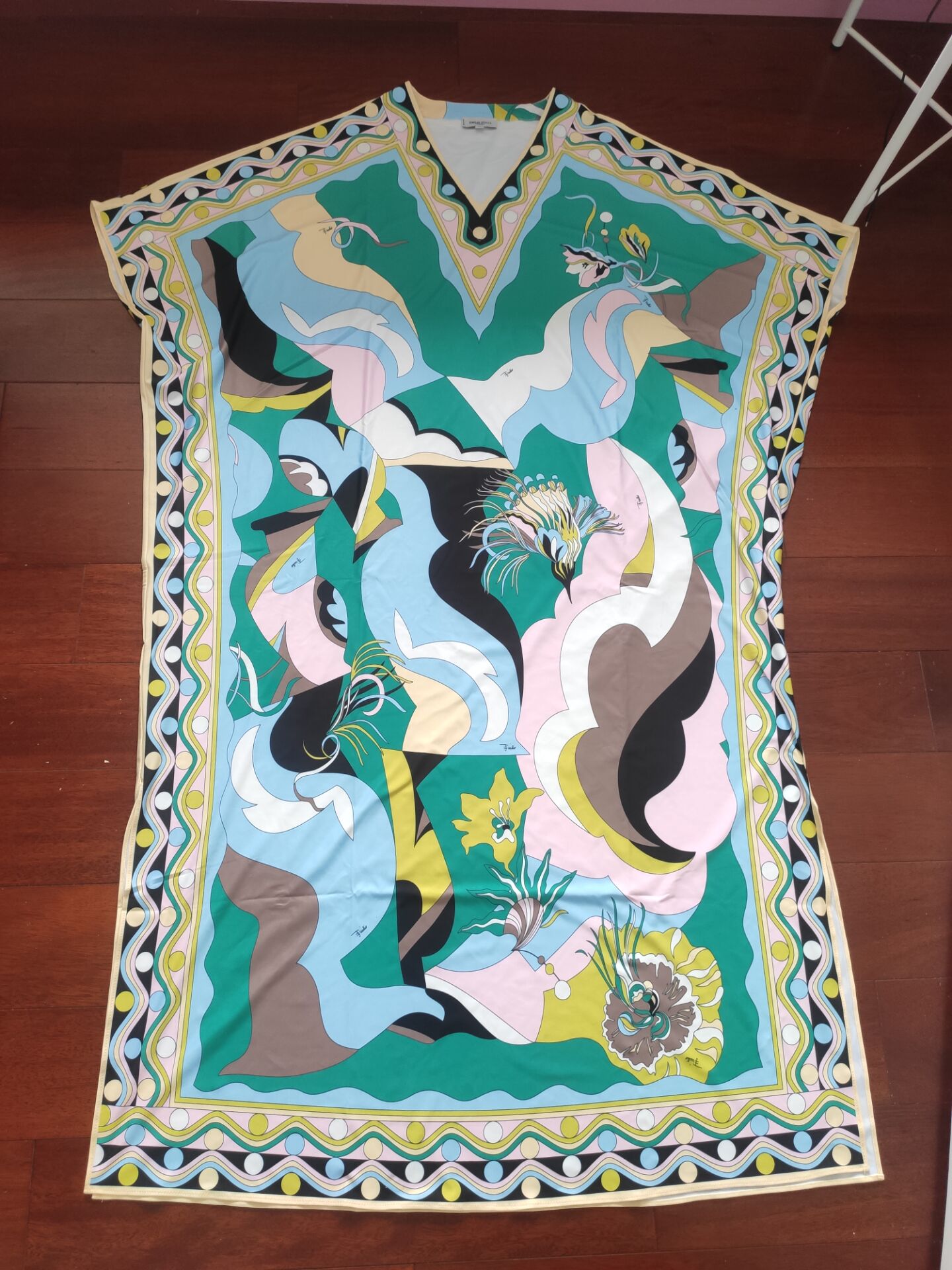 Exotisches, lockeres Kleid mit Blumenmuster