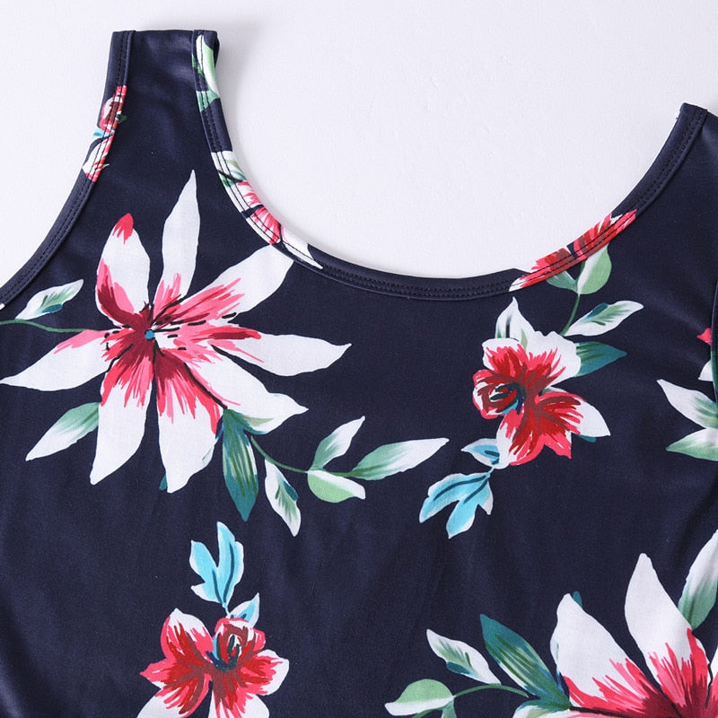 Mittellanges Sommerkleid mit Blumenmuster <br> Übergrößen