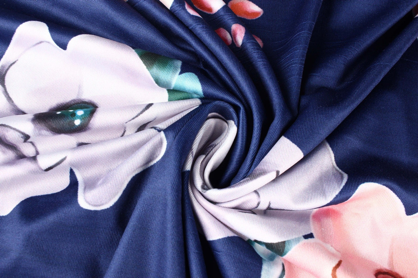 Schickes, lang geschnittenes Abendkleid