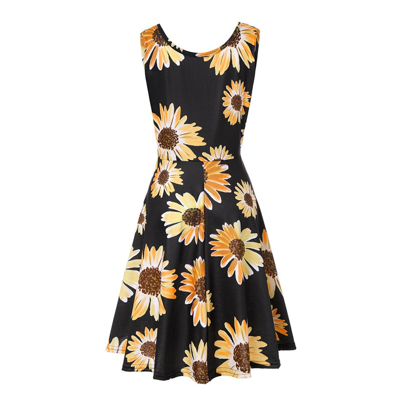 Mittellanges, ausgestelltes Kleid mit Blumenmuster und Sonnenblumen <br> Übergrößen
