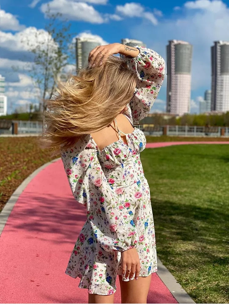 Blumenkleid mit quadratischem Kragen und Balkonen