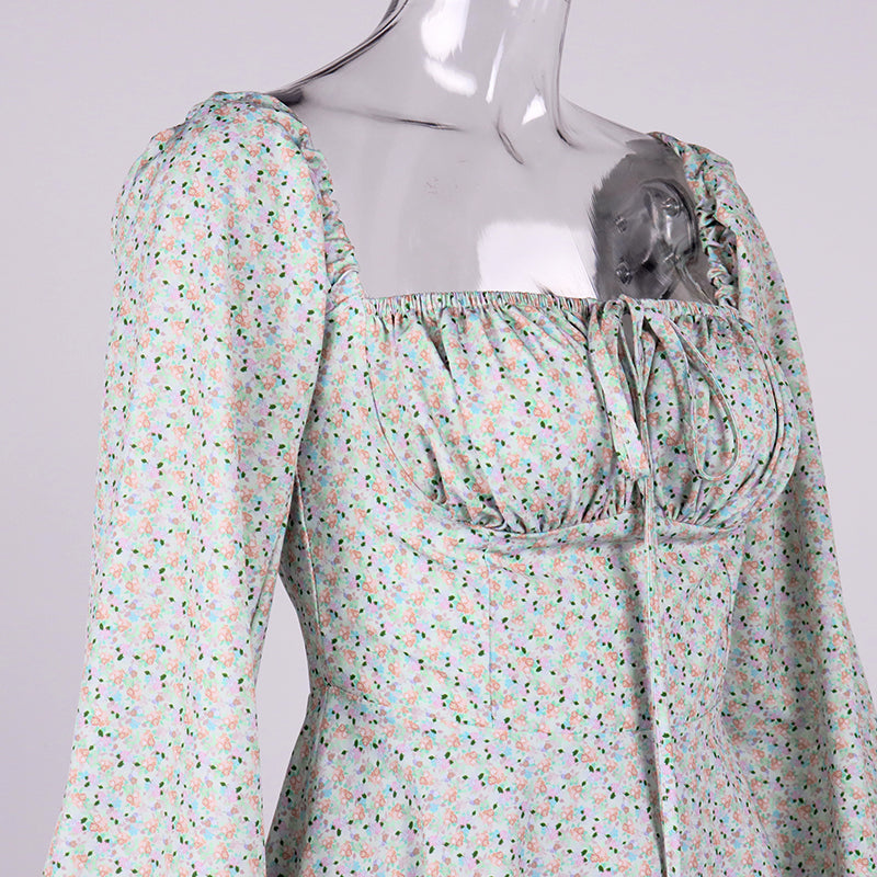 Kurzes Blumenkleid mit Balkonen