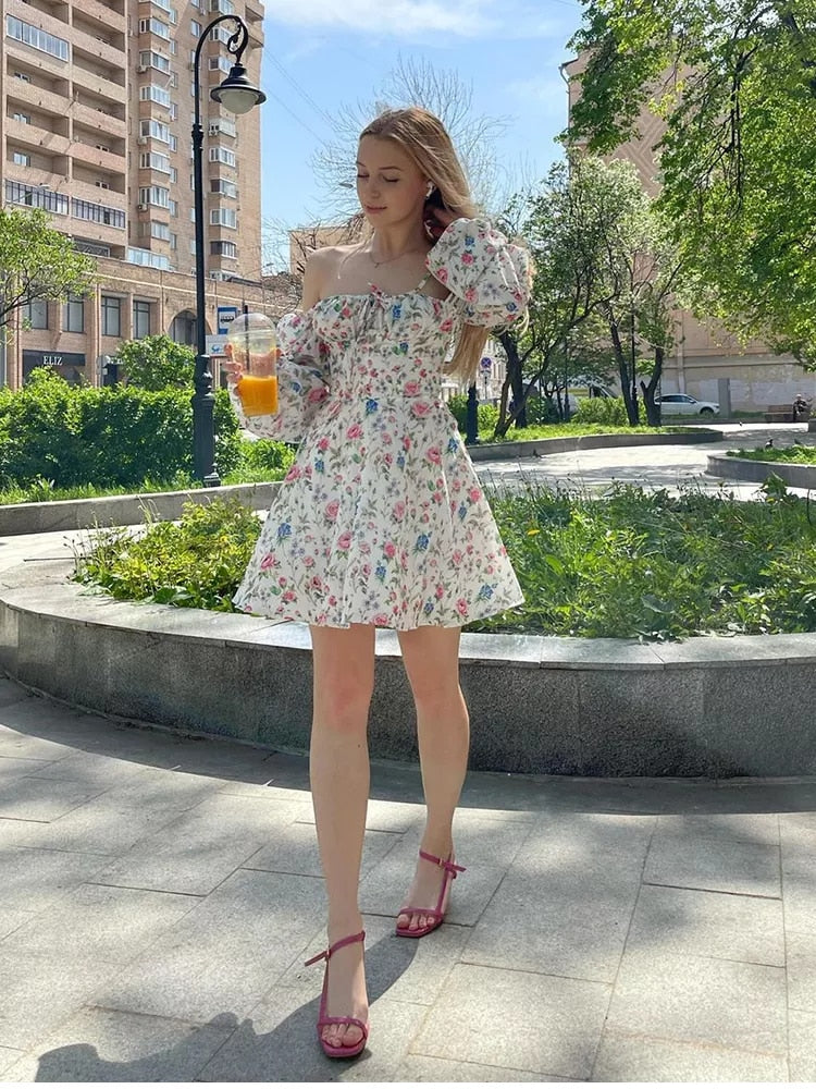 Blumenkleid mit quadratischem Kragen und Balkonen