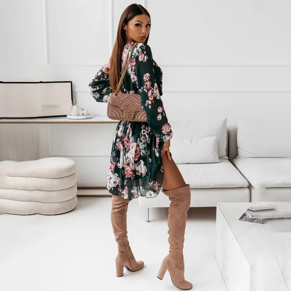 Dunkelgrünes kurzes Blumenkleid aus Chiffon