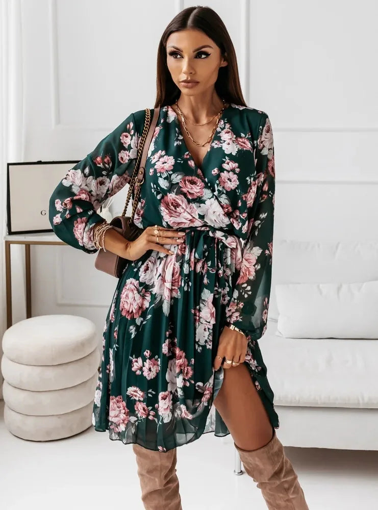 Dunkelgrünes kurzes Blumenkleid aus Chiffon