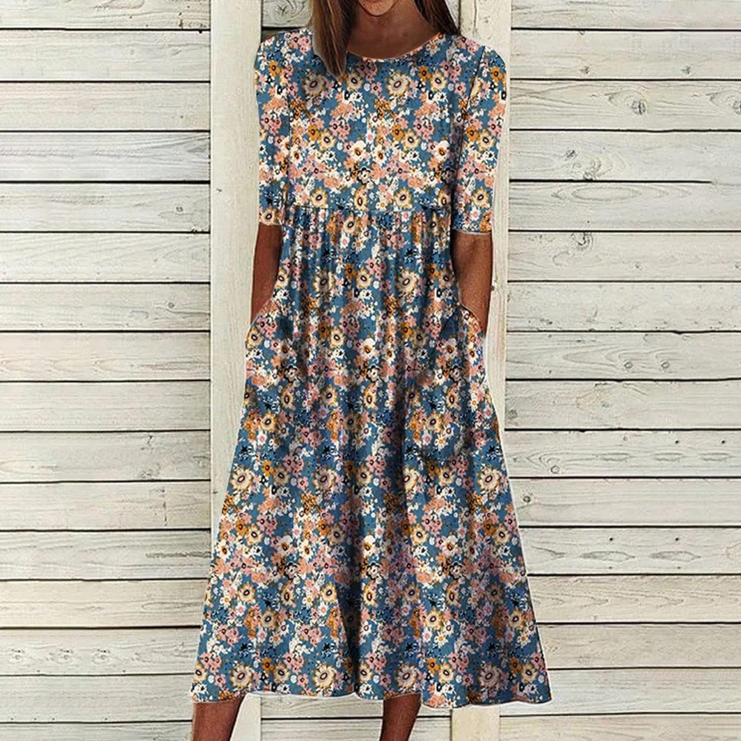 Langes, ausgestelltes Kleid mit Blumendruck