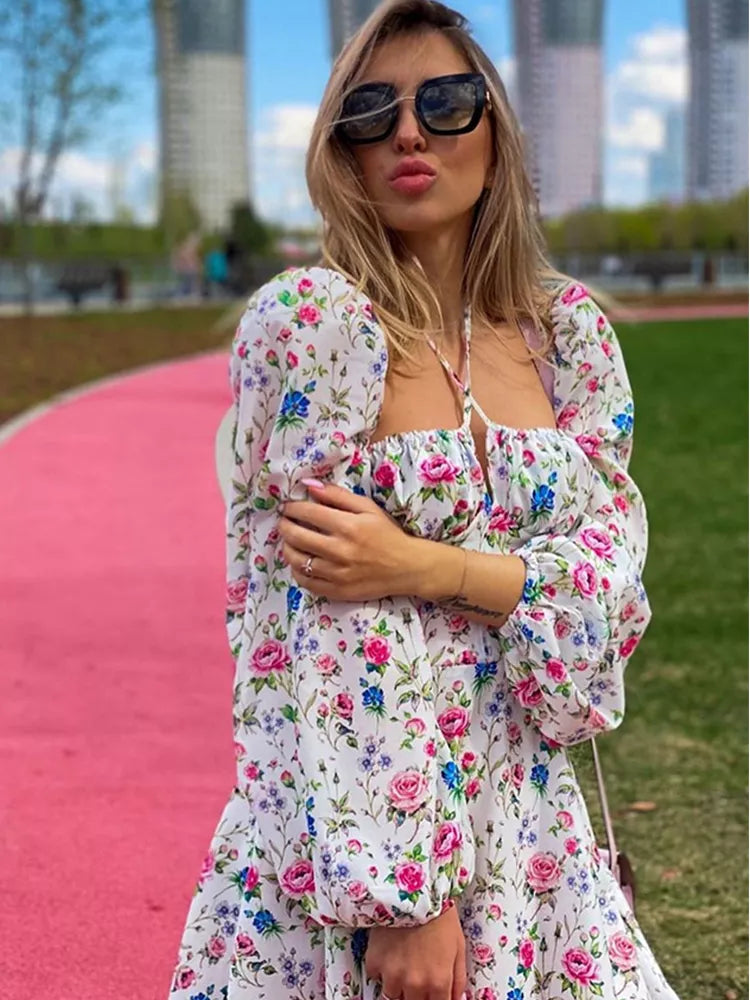 Blumenkleid mit quadratischem Kragen und Balkonen