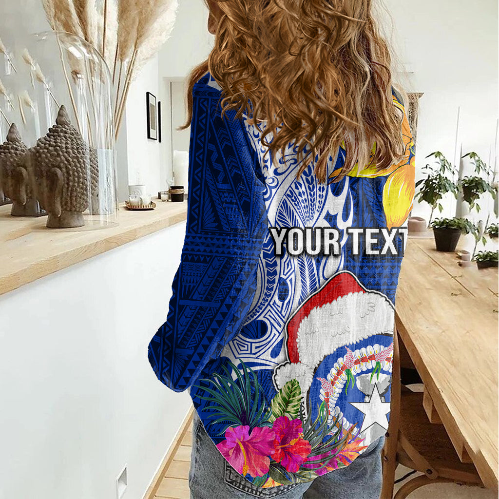 Benutzerdefinierte Nördliche Marianen Weihnachten Frauen Casual Shirt Lustige Santa Umarmung Latte Stein Ylang-Ylang und Polynesien Muster Blau LT03
