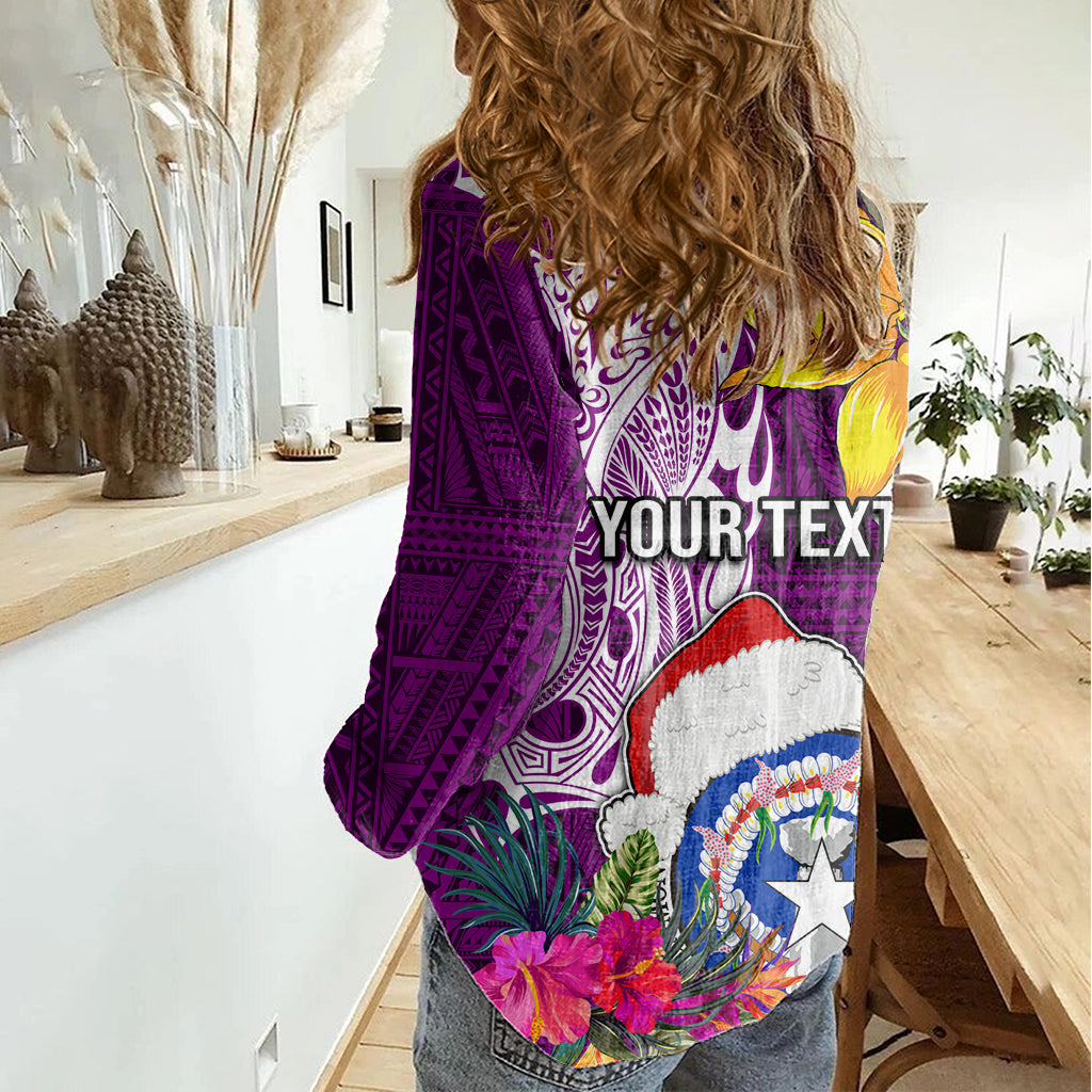 Benutzerdefinierte Nördliche Marianen Weihnachten Frauen Casual Shirt Lustige Santa Umarmung Latte Stein Ylang-Ylang und Polynesien Muster Rosa LT03