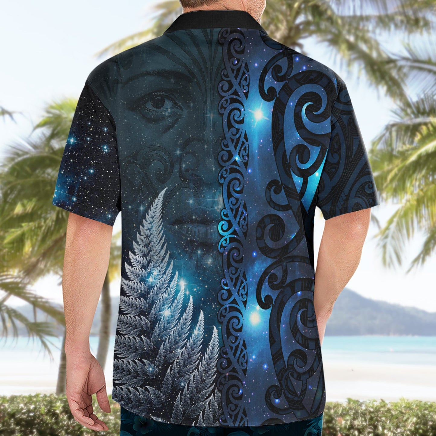 Neuseeländisches Matariki Hawaiihemd mit dem Stammesgesicht der Maori und dem silbernen Farn LT03