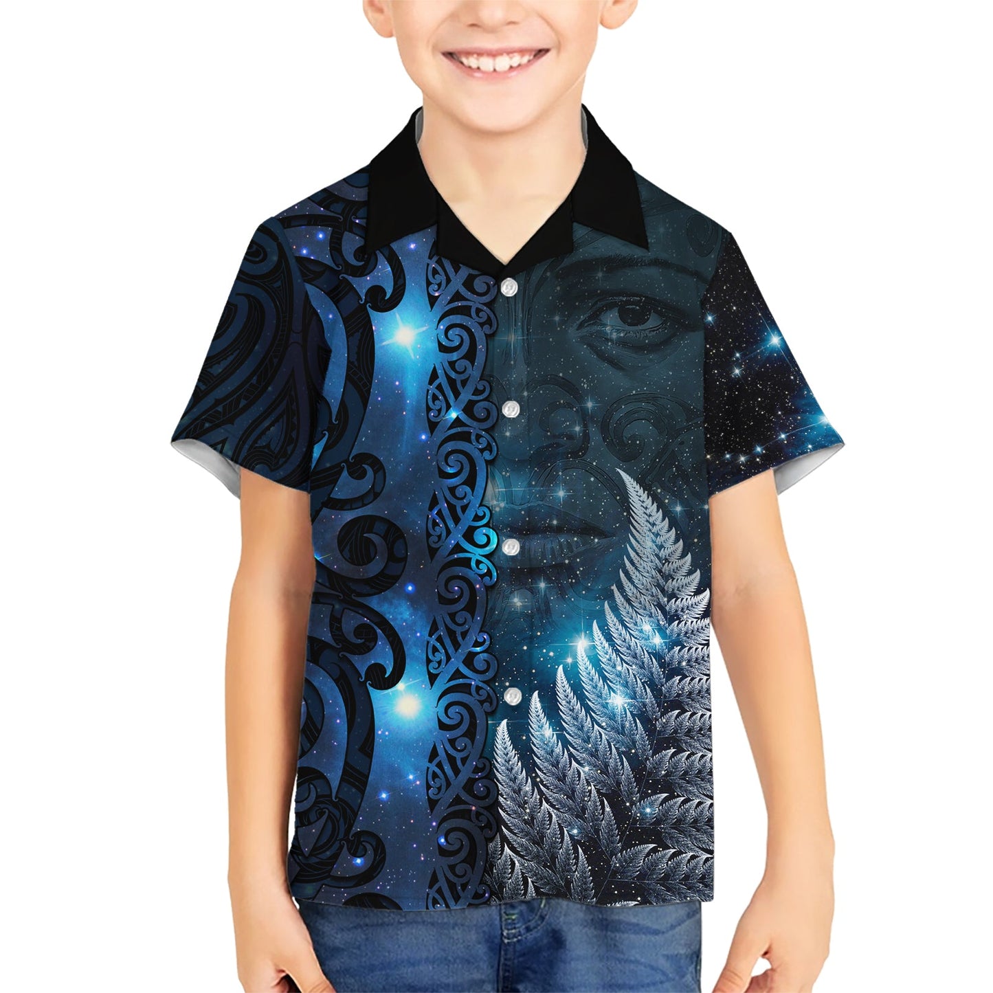 Neuseeländisches Matariki Hawaiihemd mit dem Stammesgesicht der Maori und dem silbernen Farn LT03